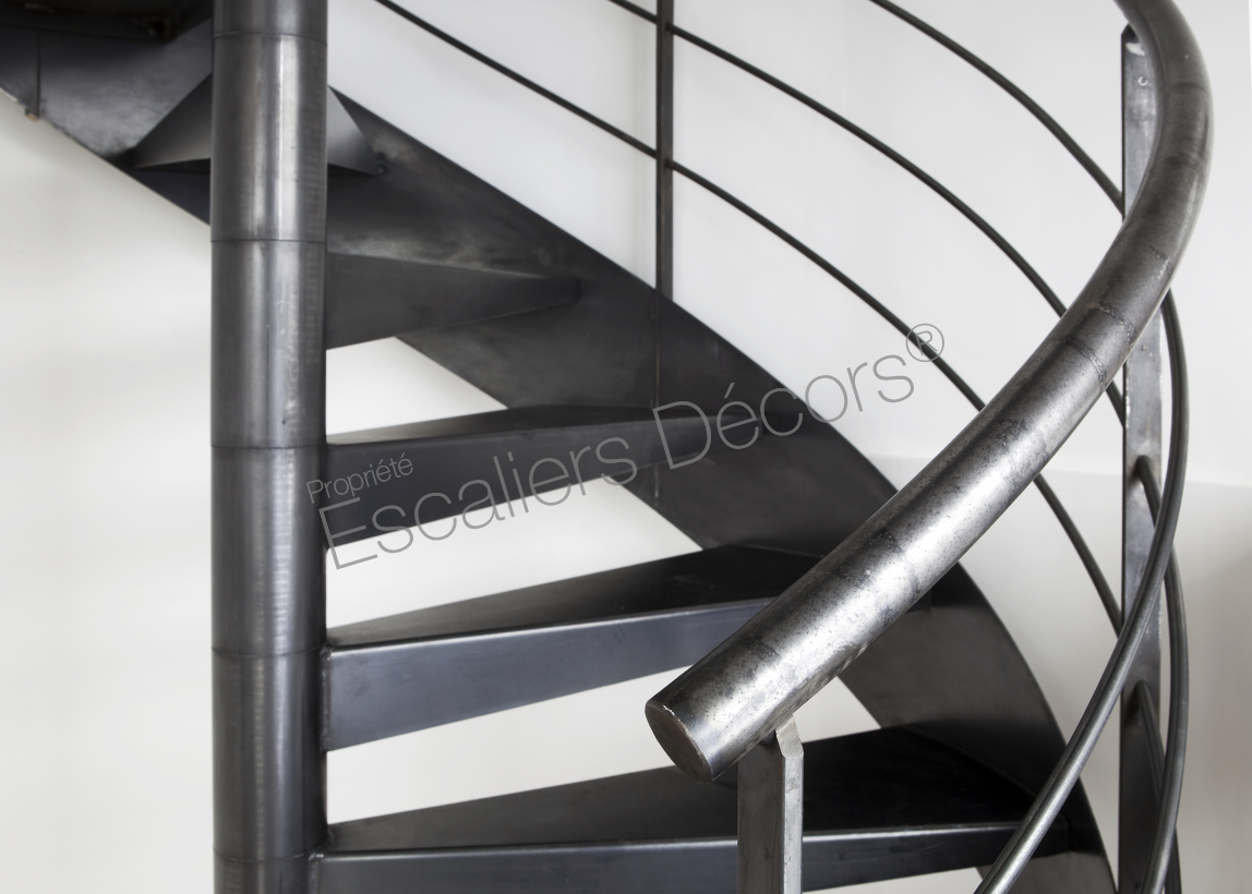 Photo SH25 - Delta Loft colimaçon contemporain avec limon. Escalier métallique hélicoïdal au design épuré et moderne pour une décoration industrielle. Vue 2